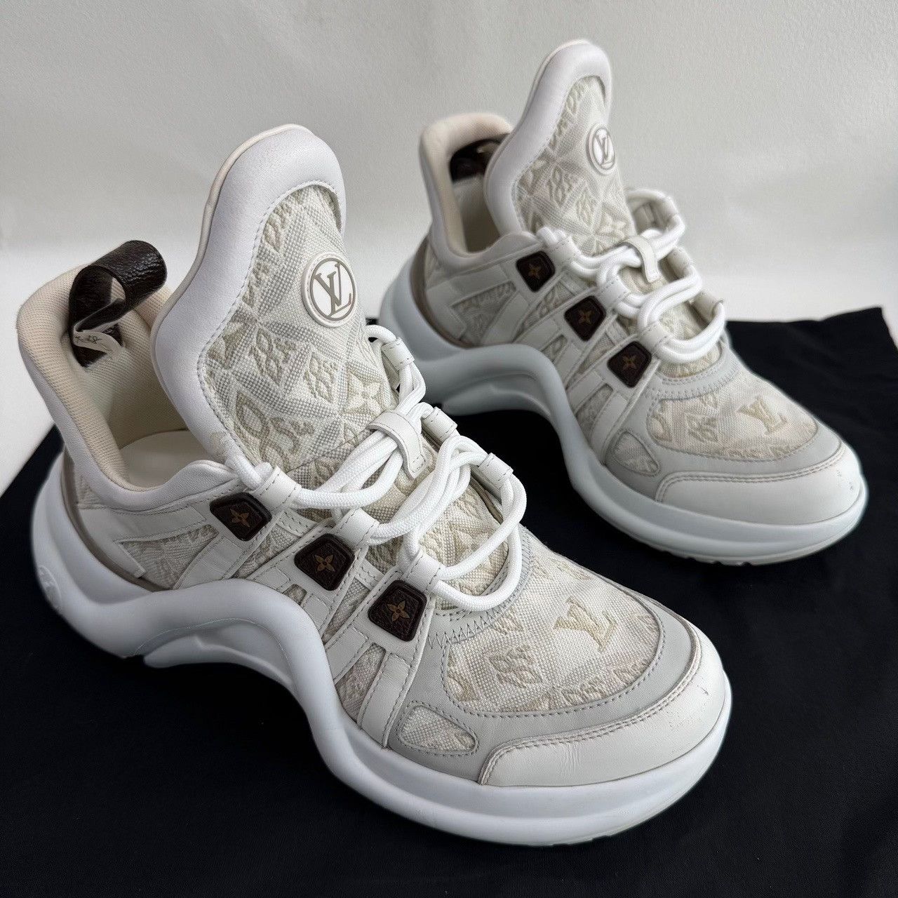 Louis Vuitton Louis Vuitton White Lowtop Sneakers us_8-5 Women Size US 8.5 / IT 38.5 - 3 Thumbnail