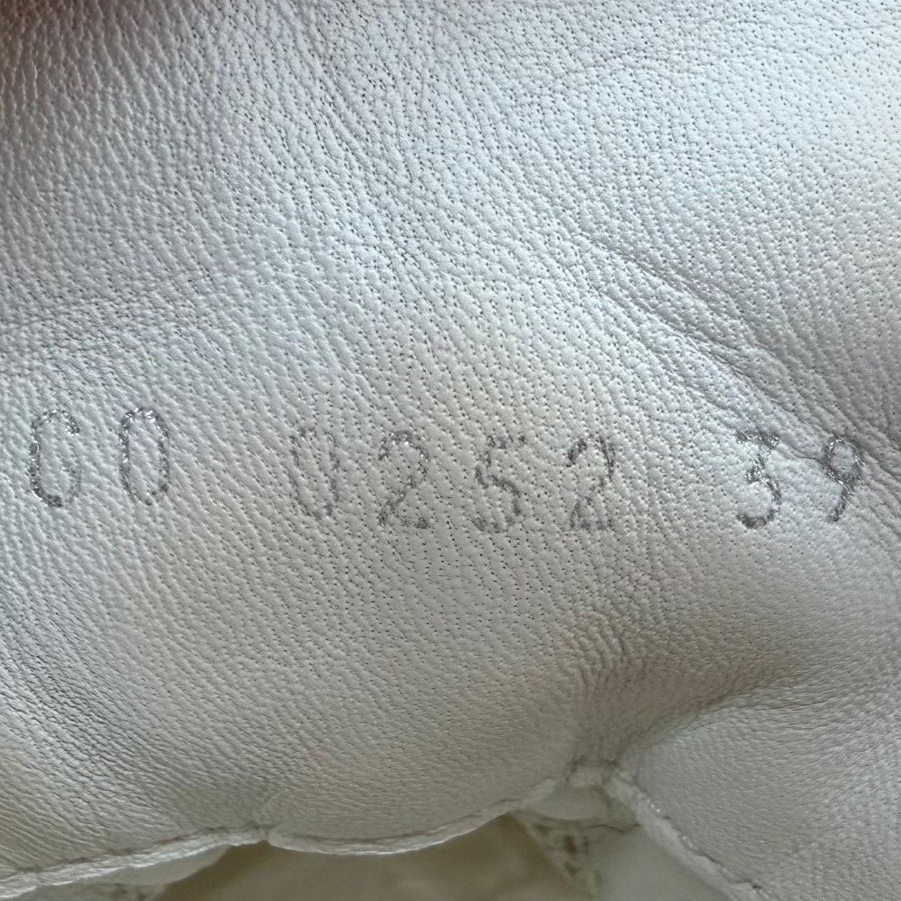 Louis Vuitton Louis Vuitton White Lowtop Sneakers us_8-5 Women Size US 8.5 / IT 38.5 - 6 Thumbnail