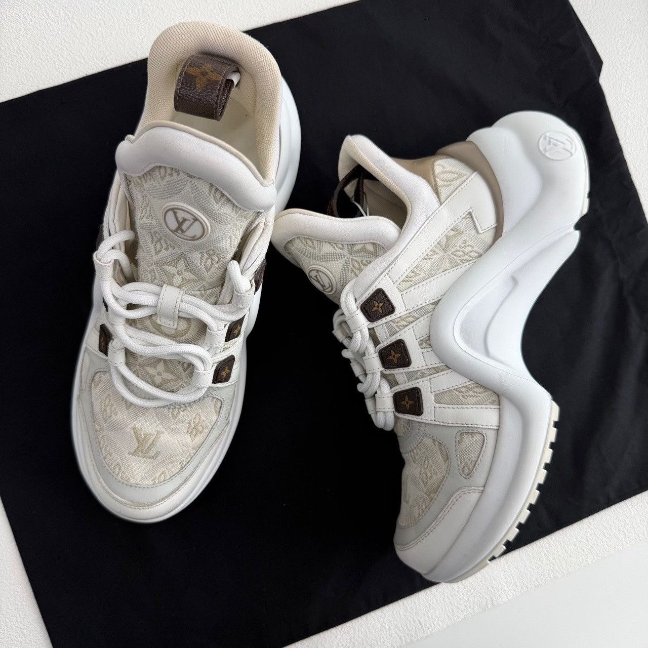 Louis Vuitton Louis Vuitton White Lowtop Sneakers us_8-5 Women Size US 8.5 / IT 38.5 - 8 Thumbnail