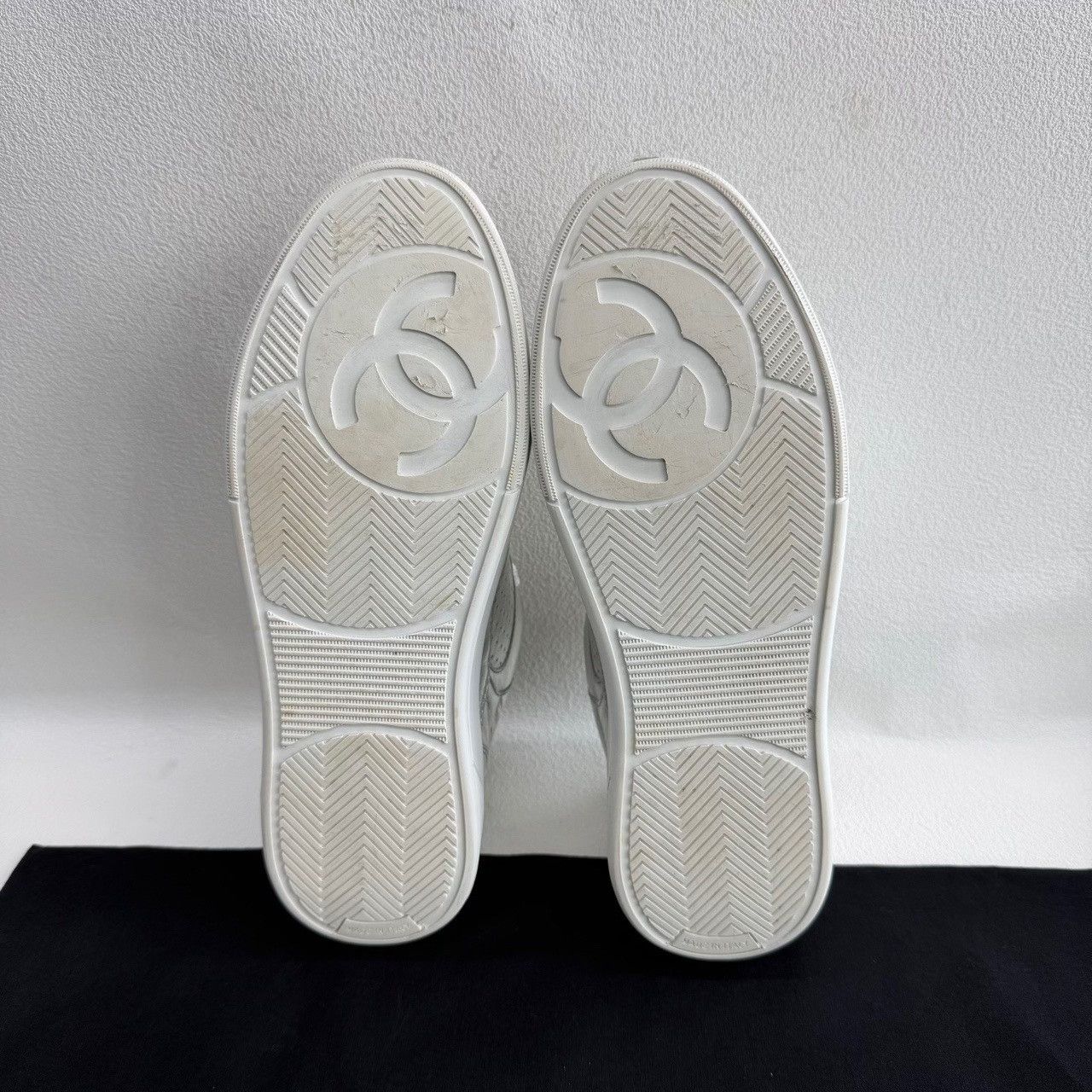 Chanel Chanel Leather Silver Lowtop Sneakers us_7-5 Women Size US 7.5 / IT 37.5 - 7 Thumbnail
