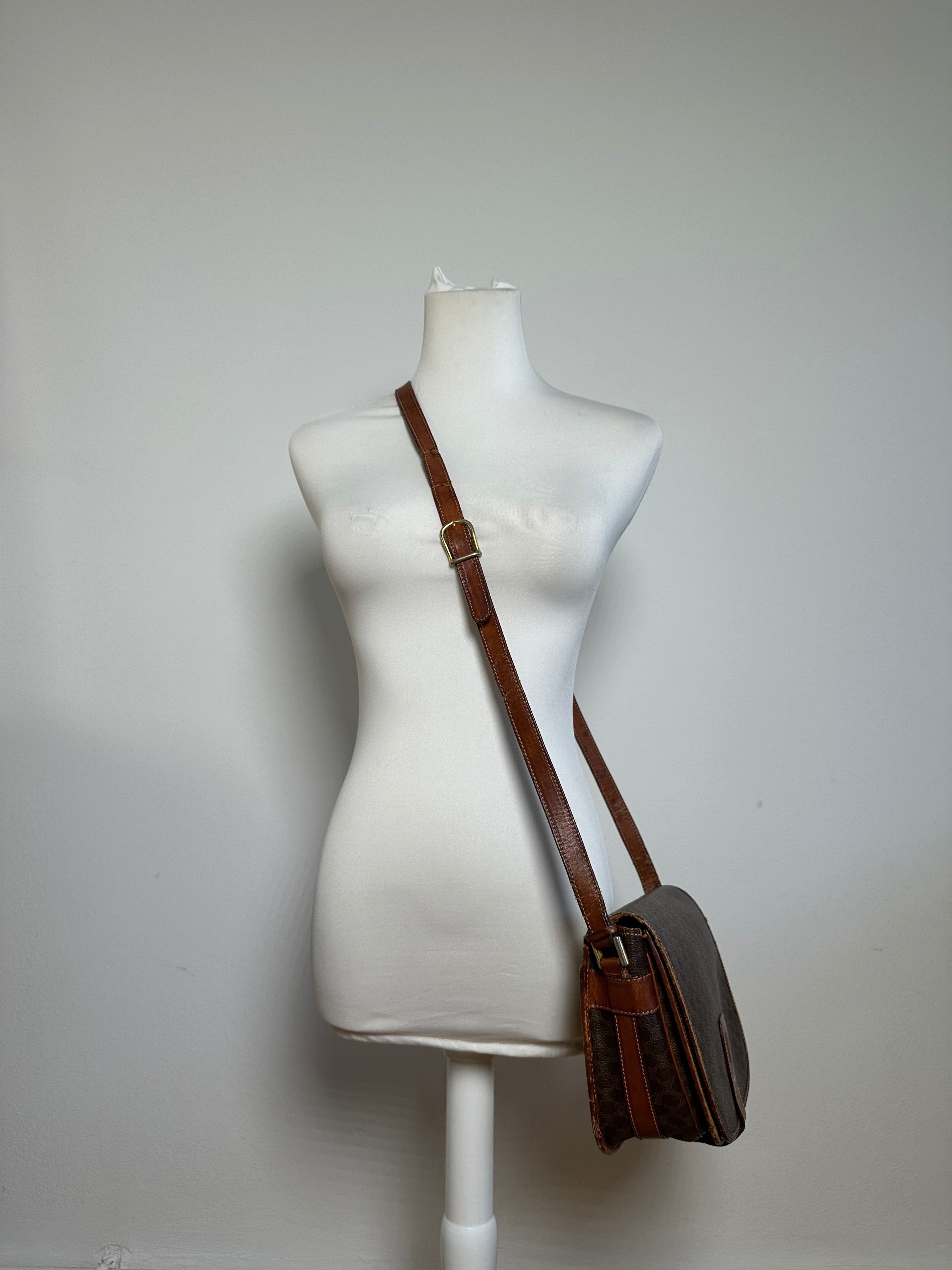 Celine Vintage Paris Triomphe Monogram Leather Shoulder Bag Brown Size ONE SIZE - 4 Thumbnail