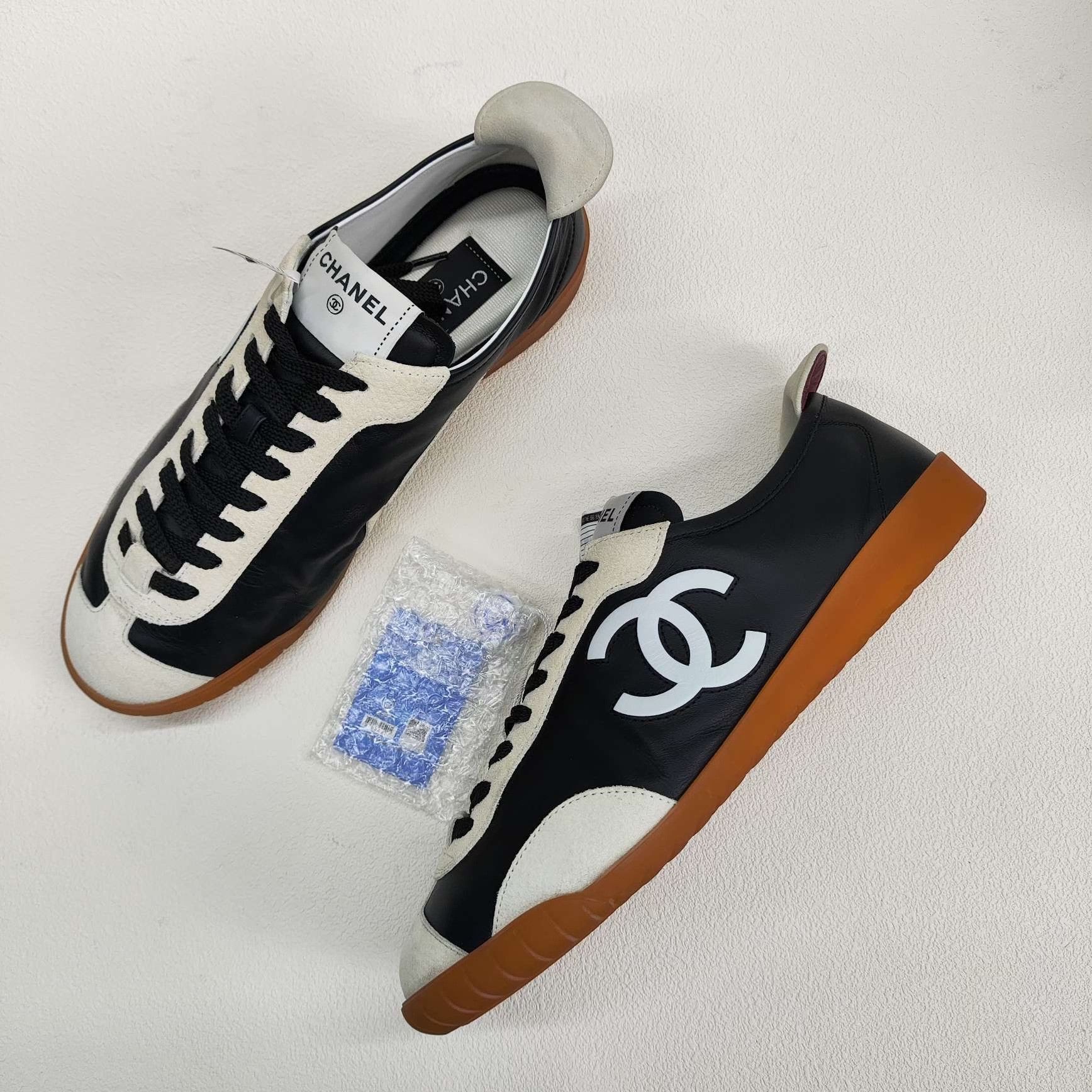 Chanel Chanel Suede Black Lowtop Sneakers us_8-5 Women Size US 8.5 / IT 38.5 - 8 Thumbnail