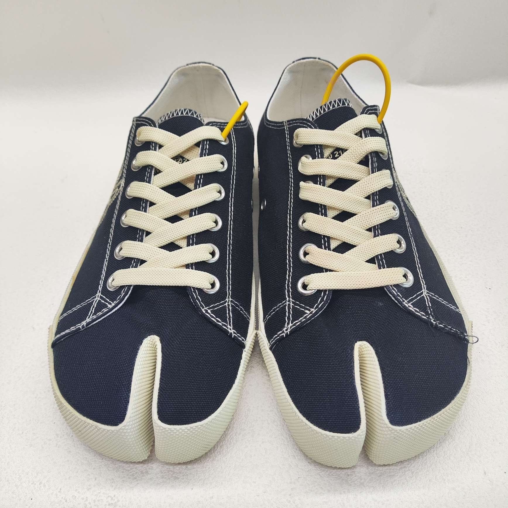 Maison Margiela Maison Margiela Casual Black Lowtop Sneakers 9 Men Size US 9 / EU 42 - 2 Thumbnail