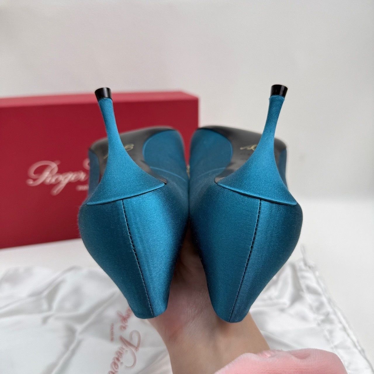 Roger Vivier Roger Vivier Retro Blue Lowtop Sneakers us_5 Women Size US 5 / IT 35 - 7 Thumbnail