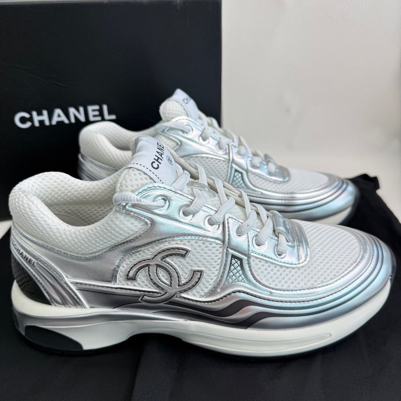 Chanel Chanel Casual White Lowtop Sneakers us_8-5 Women Size US 8.5 / IT 38.5 - 5 Thumbnail