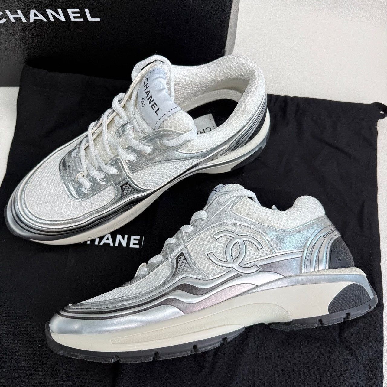 Chanel Chanel Casual White Lowtop Sneakers us_8-5 Women Size US 8.5 / IT 38.5 - 9 Thumbnail
