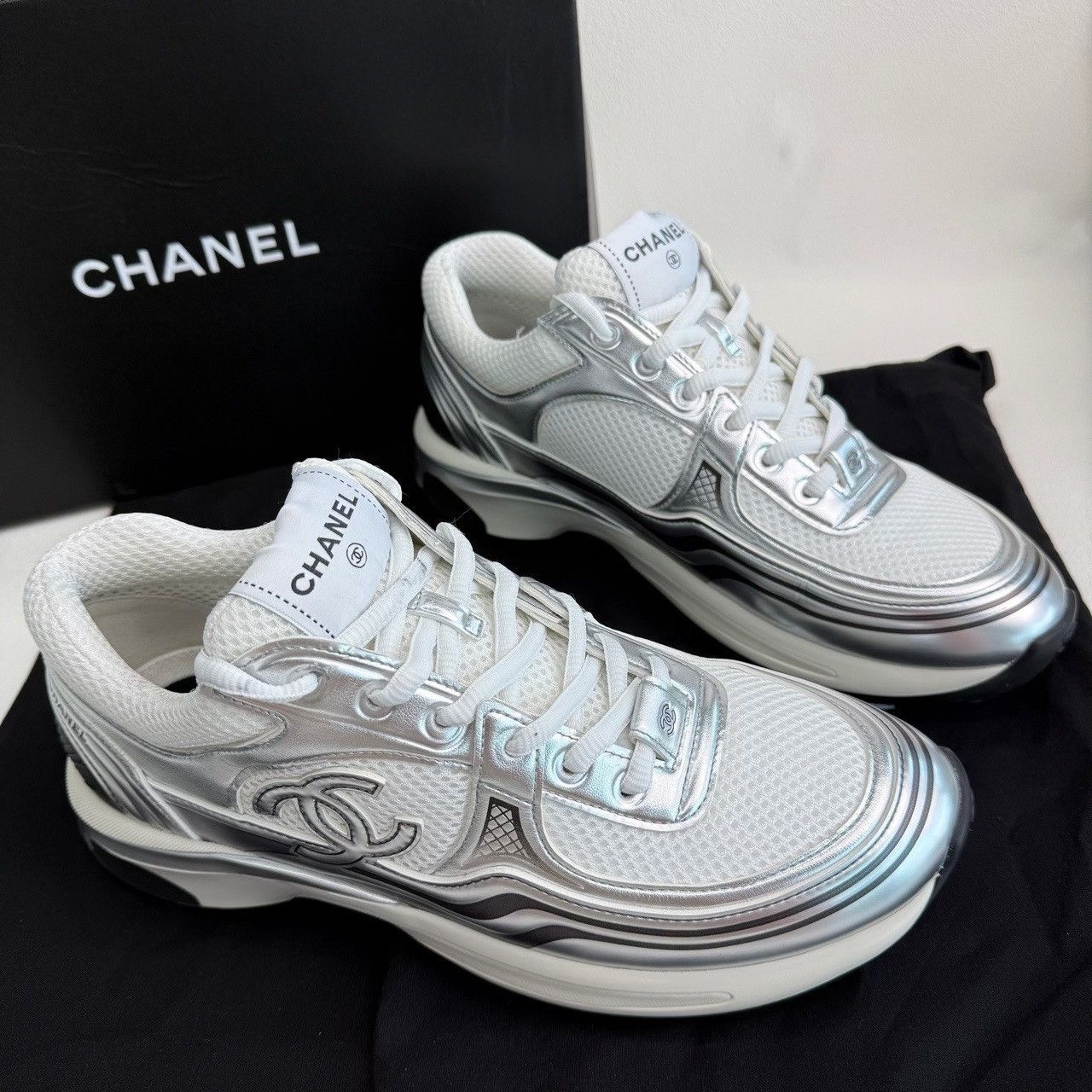 Chanel Chanel Casual White Lowtop Sneakers us_8-5 Women Size US 8.5 / IT 38.5 - 4 Thumbnail