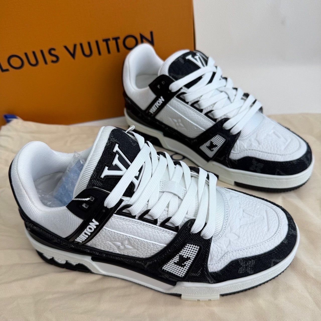 Louis Vuitton Louis Vuitton Denim Black Lowtop Sneakers us_5 Women Size US 5 / IT 35 - 4 Thumbnail