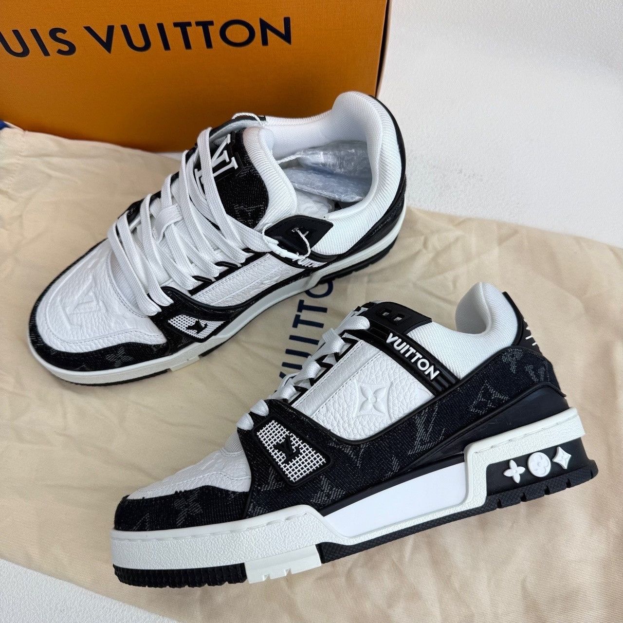 Louis Vuitton Louis Vuitton Denim Black Lowtop Sneakers us_5 Women Size US 5 / IT 35 - 9 Thumbnail