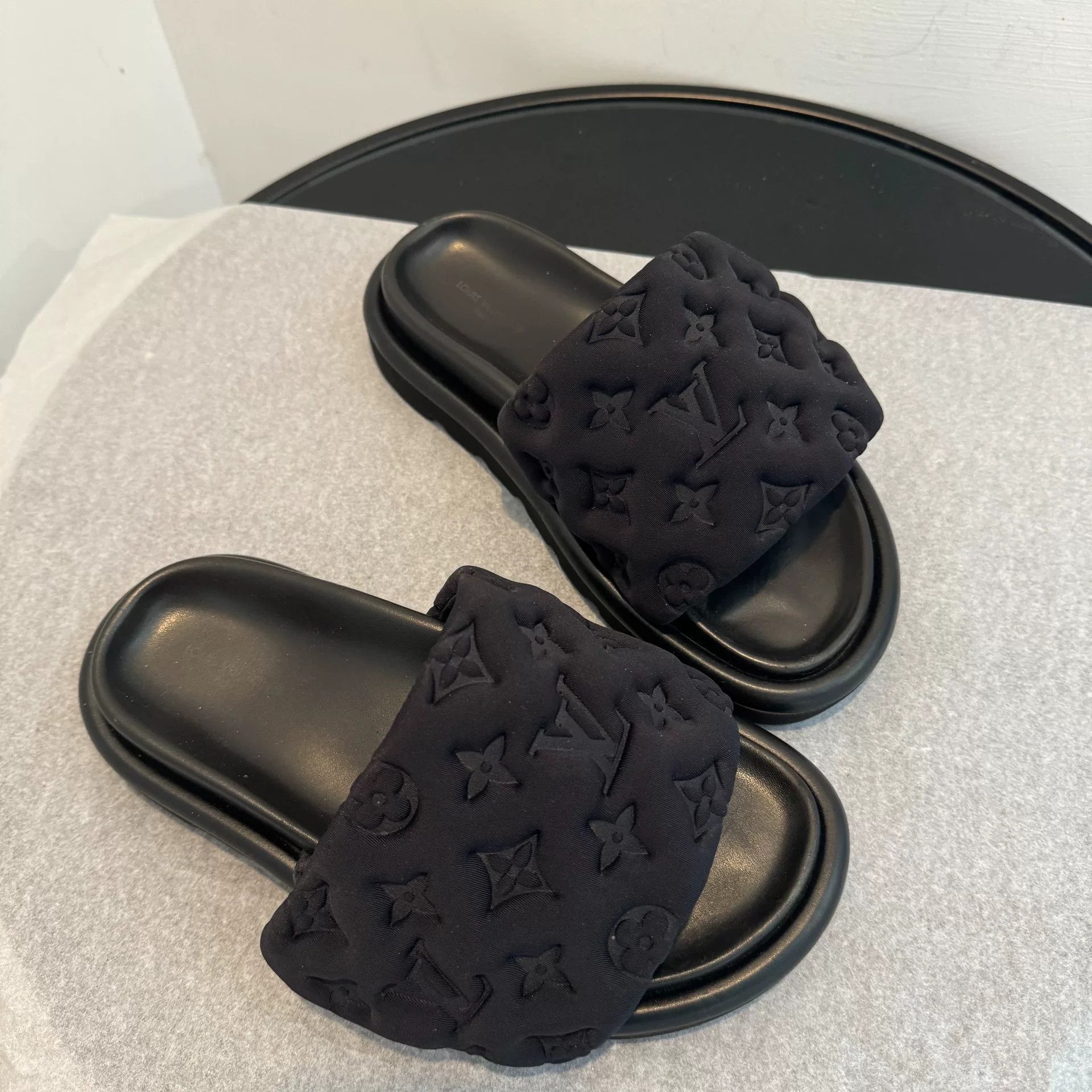 Louis Vuitton Louis Vuitton Black Sandals us_6 Women Size US 6 / IT 36 - 8 Thumbnail
