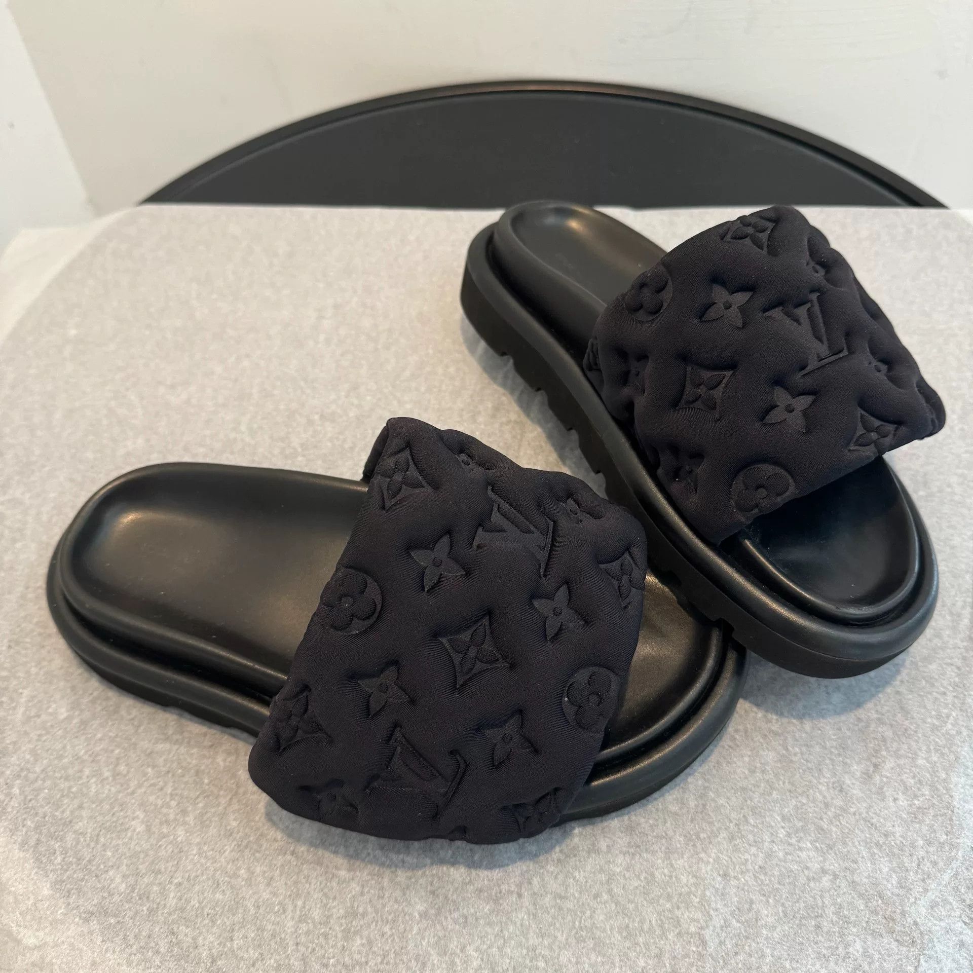 Louis Vuitton Louis Vuitton Black Sandals us_6 Women Size US 6 / IT 36 - 7 Thumbnail