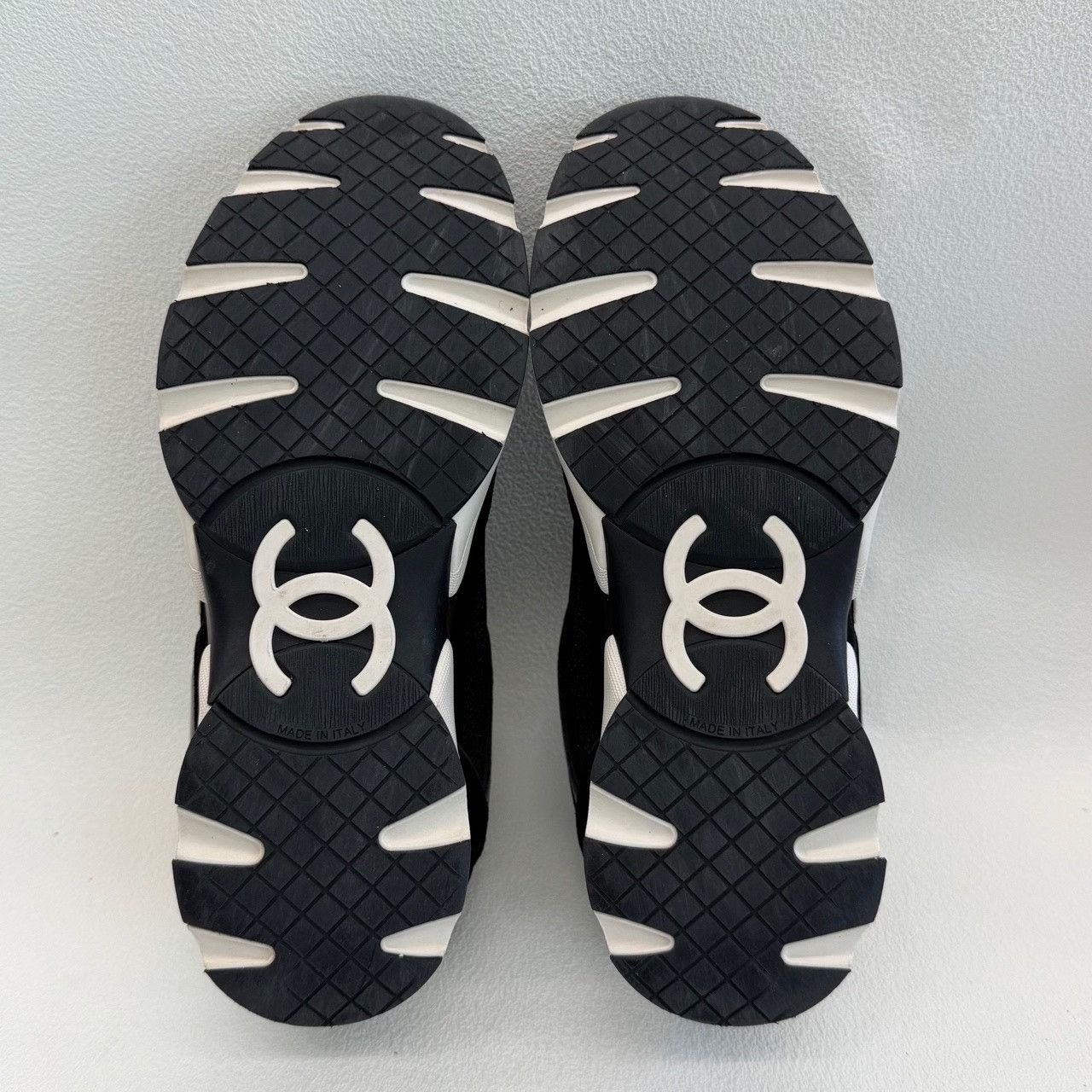 Chanel Chanel Suede Black Lowtop Sneakers us_7-5 Women Size US 7.5 / IT 37.5 - 5 Thumbnail