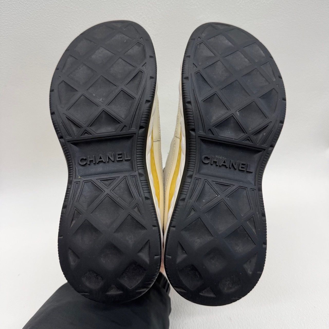 Chanel Chanel Leather White Lowtop Sneakers us_6-5 Women Size US 6.5 / IT 36.5 - 5 Thumbnail