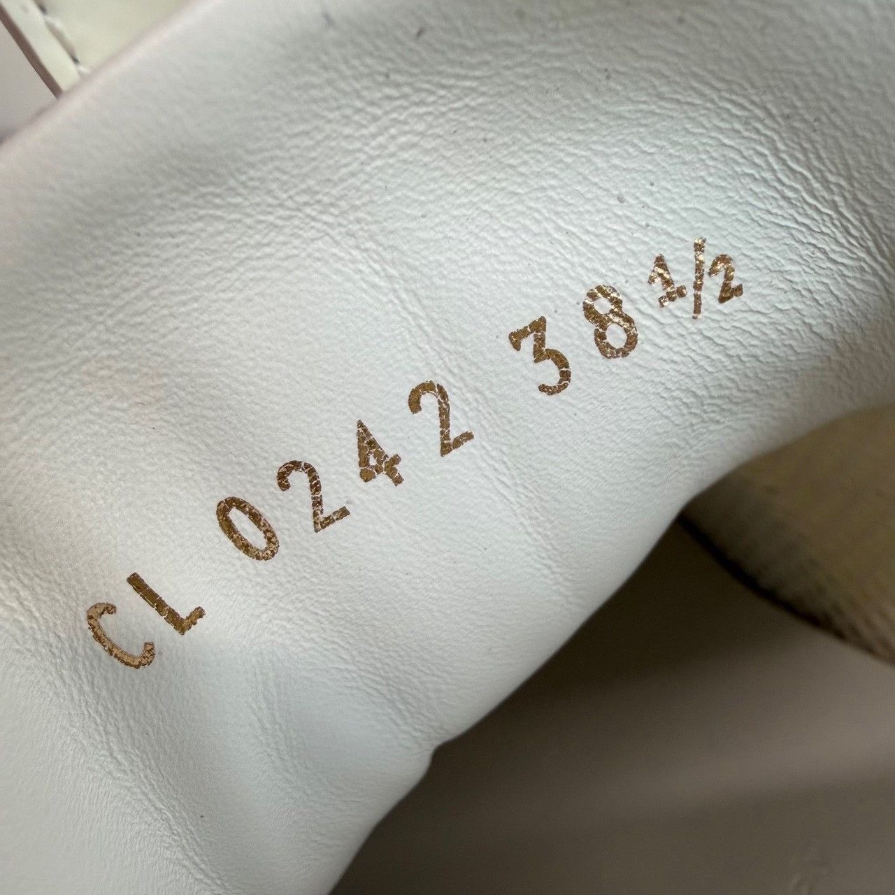 Louis Vuitton Louis Vuitton White Lowtop Sneakers us_7-5 Women Size US 7.5 / IT 37.5 - 9 Thumbnail