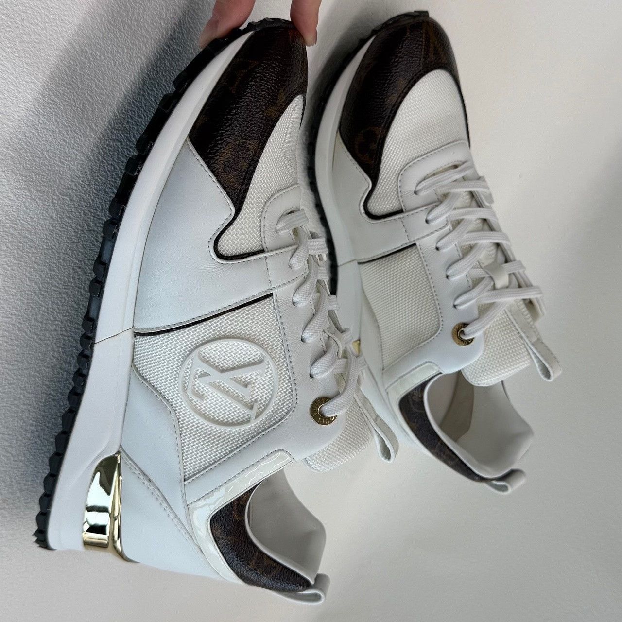 Louis Vuitton Louis Vuitton White Lowtop Sneakers us_7-5 Women Size US 7.5 / IT 37.5 - 8 Thumbnail