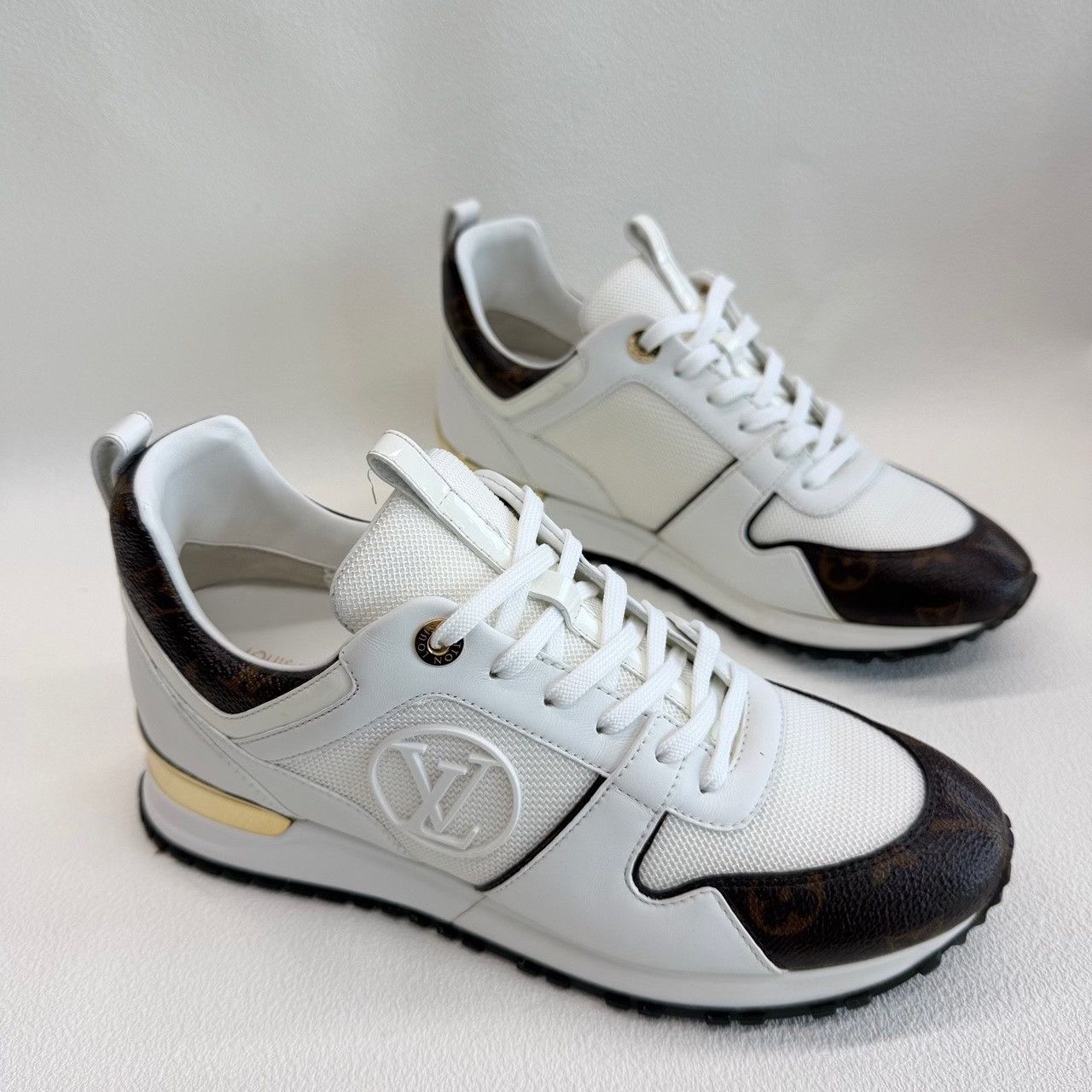Louis Vuitton Louis Vuitton White Lowtop Sneakers us_7-5 Women Size US 7.5 / IT 37.5 - 3 Thumbnail