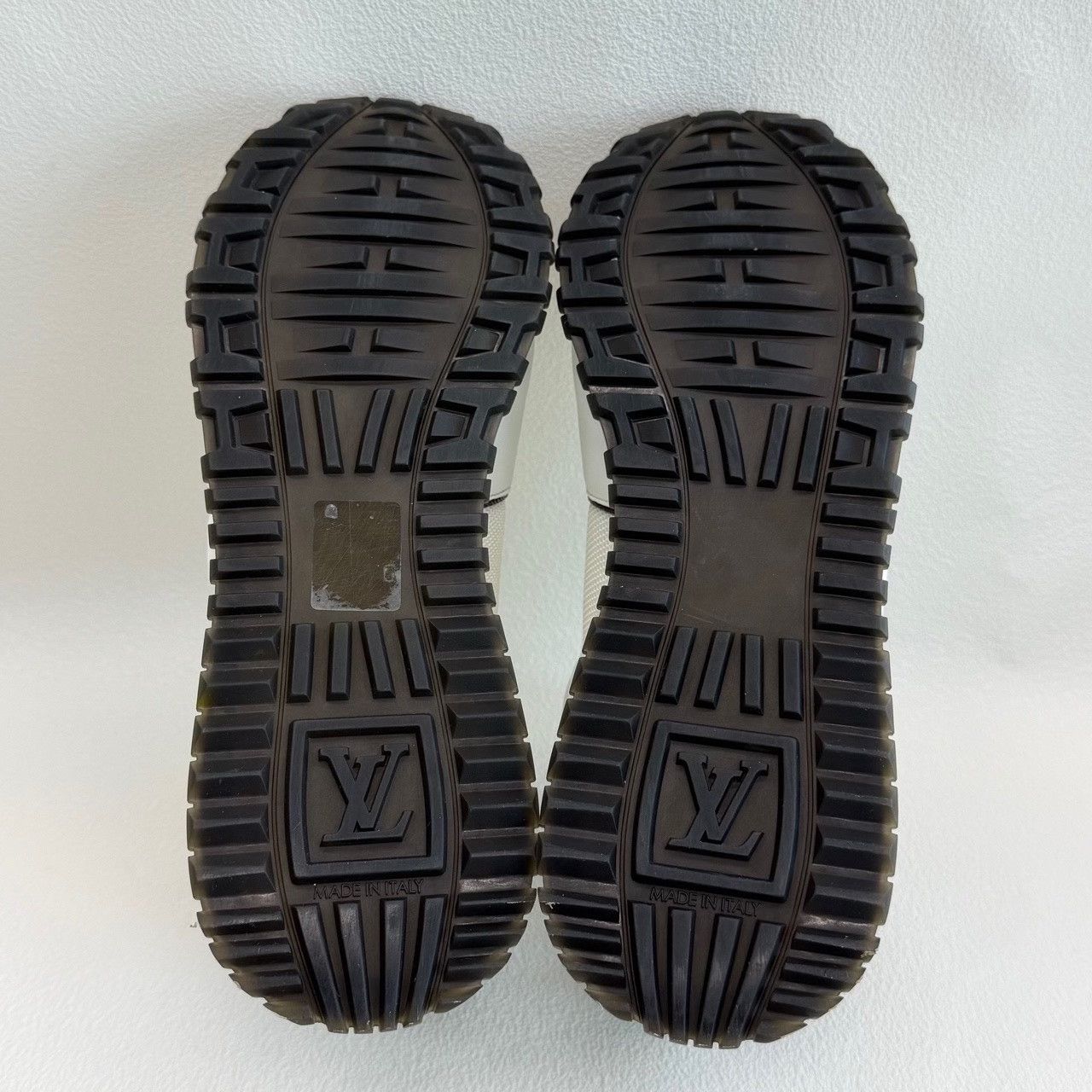 Louis Vuitton Louis Vuitton White Lowtop Sneakers us_7-5 Women Size US 7.5 / IT 37.5 - 5 Thumbnail