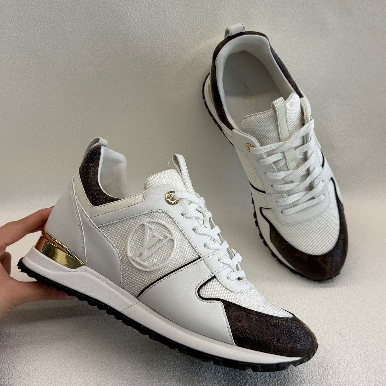 Louis Vuitton Louis Vuitton White Lowtop Sneakers us_7-5 Women Size US 7.5 / IT 37.5 - 6 Thumbnail