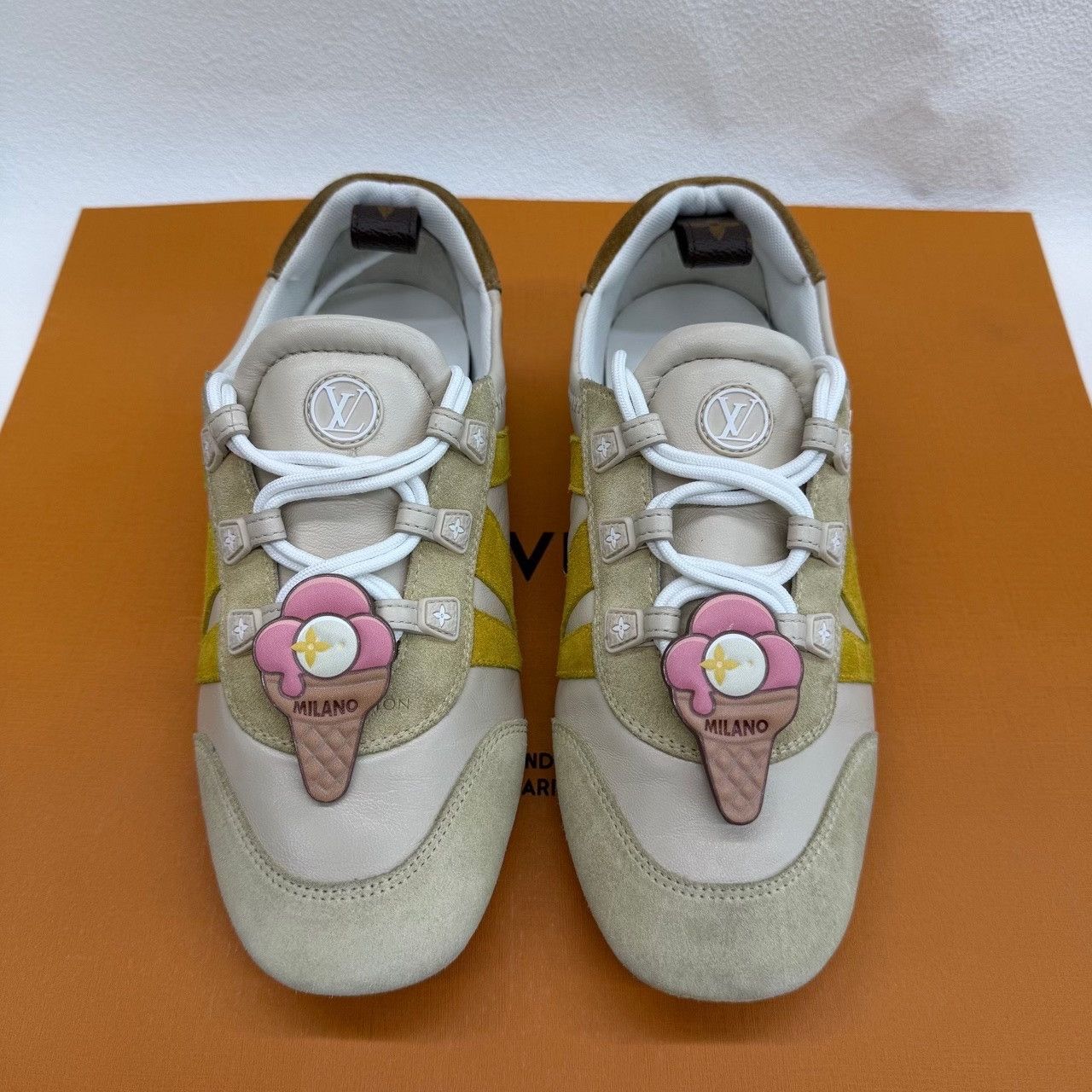 Louis Vuitton Louis Vuitton White Lowtop Sneakers us_6 Women Size US 6 / IT 36 - 3 Thumbnail