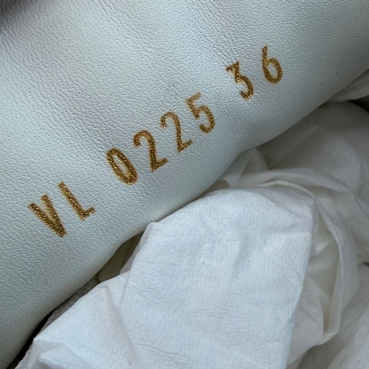 Louis Vuitton Louis Vuitton White Lowtop Sneakers us_6 Women Size US 6 / IT 36 - 6 Thumbnail