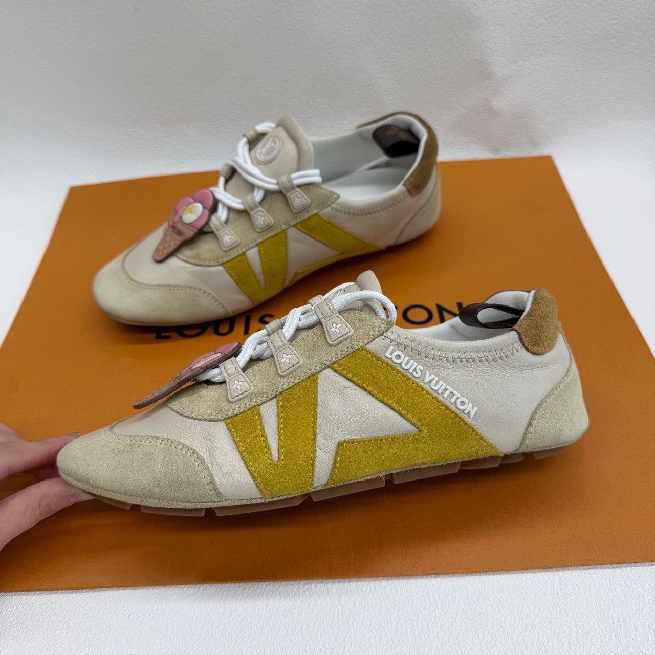 Louis Vuitton Louis Vuitton White Lowtop Sneakers us_6 Women Size US 6 / IT 36 - 2 Thumbnail
