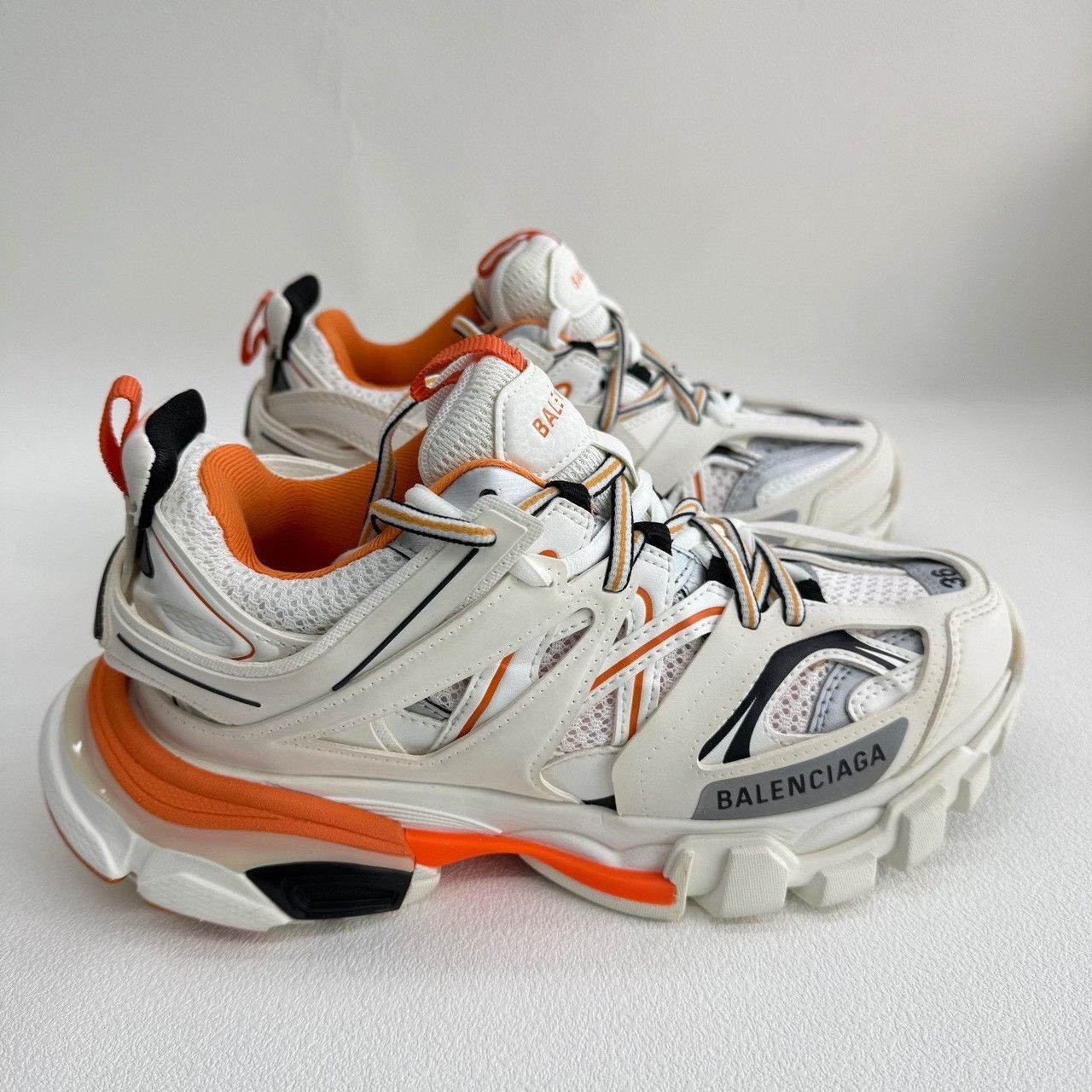 Balenciaga Balenciaga Distressed White Lowtop Sneakers us_6 Women Size US 6 / IT 36 - 4 Thumbnail