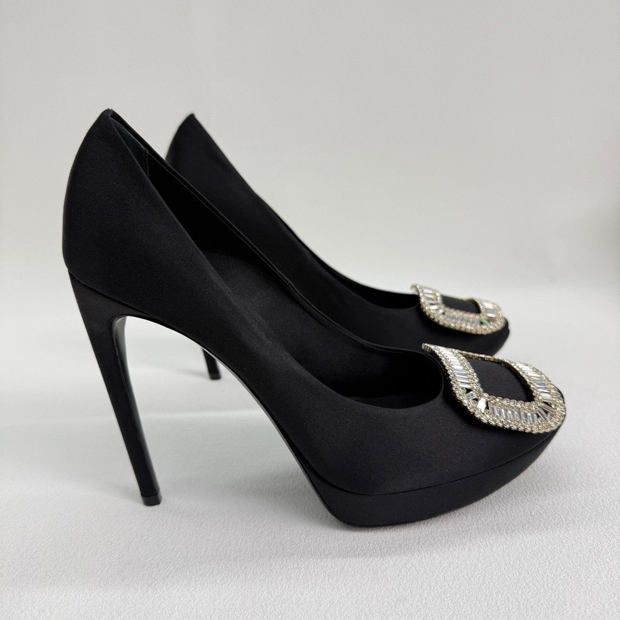 Roger Vivier Roger Vivier Retro Black Lowtop Sneakers us_7-5 Women Size US 7.5 / IT 37.5 - 5 Thumbnail