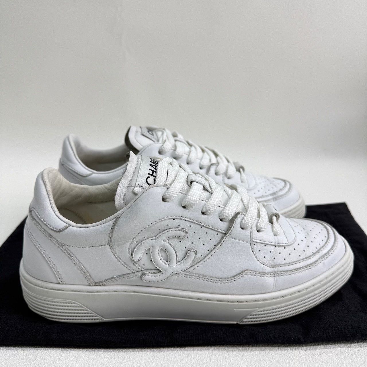 Chanel Chanel Retro White Lowtop Sneakers us_6 Women Size US 6 / IT 36 - 4 Thumbnail