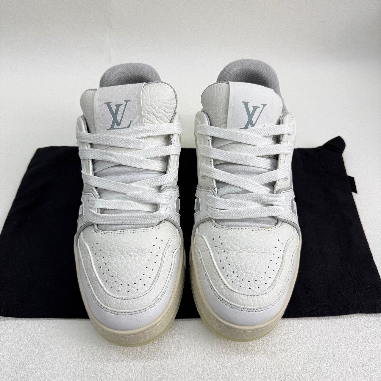 Louis Vuitton Louis Vuitton White Lowtop Sneakers us_6 Women Size US 6 / IT 36 - 2 Thumbnail