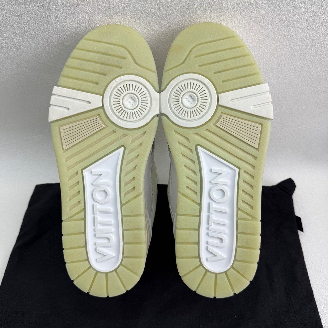 Louis Vuitton Louis Vuitton White Lowtop Sneakers us_6 Women Size US 6 / IT 36 - 7 Thumbnail