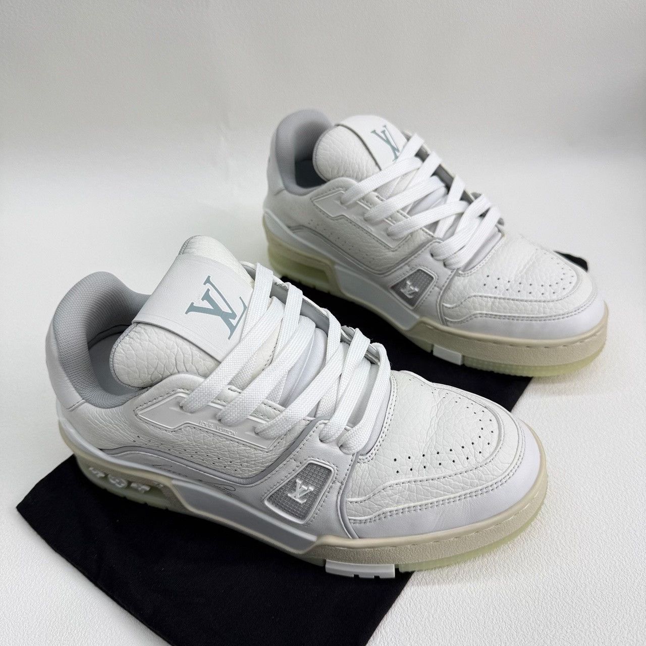 Louis Vuitton Louis Vuitton White Lowtop Sneakers us_6 Women Size US 6 / IT 36 - 3 Thumbnail