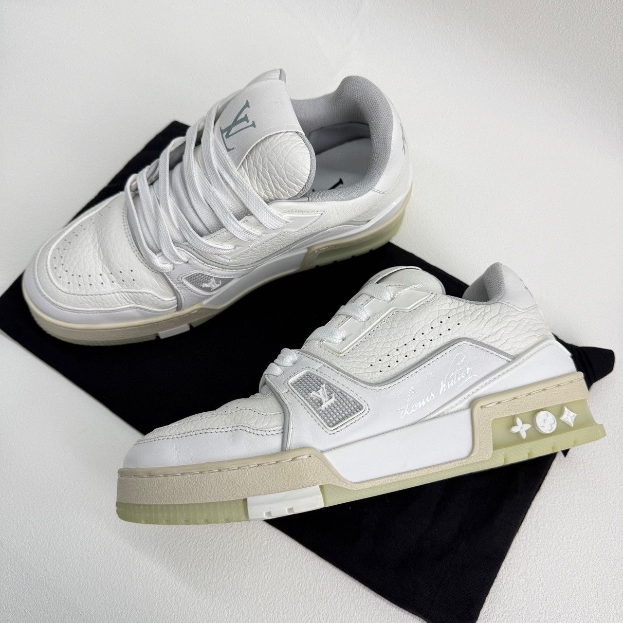 Louis Vuitton Louis Vuitton White Lowtop Sneakers us_6 Women Size US 6 / IT 36 - 8 Thumbnail