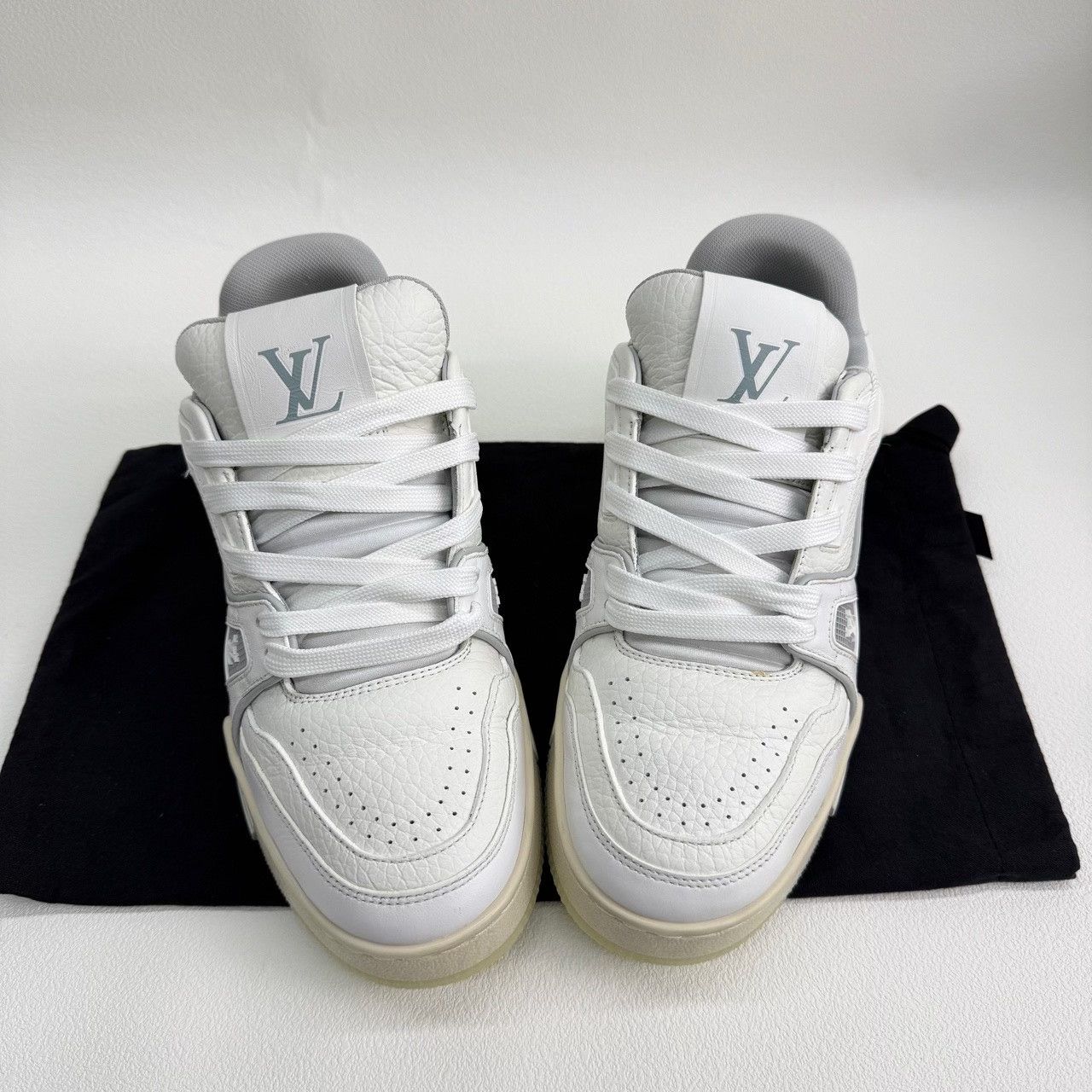 Louis Vuitton Louis Vuitton White Lowtop Sneakers us_6 Women Size US 6 / IT 36 - 9 Thumbnail