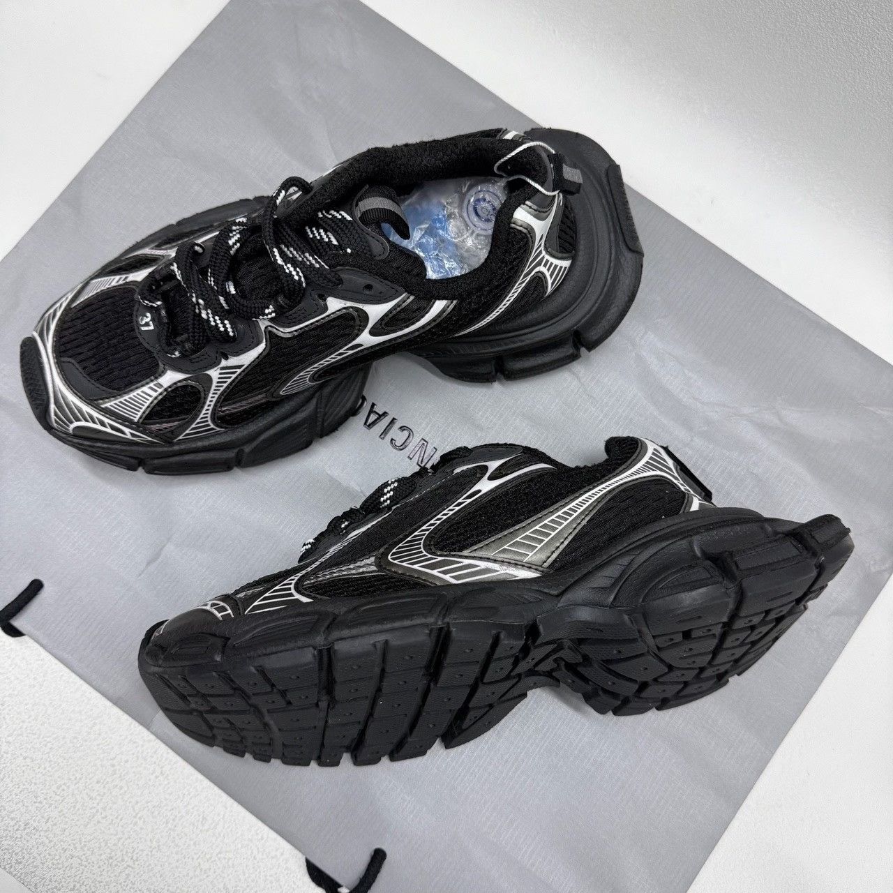 Balenciaga Balenciaga Silver Lowtop Sneakers us_6-5 Women Size US 6.5 / IT 36.5 - 7 Thumbnail