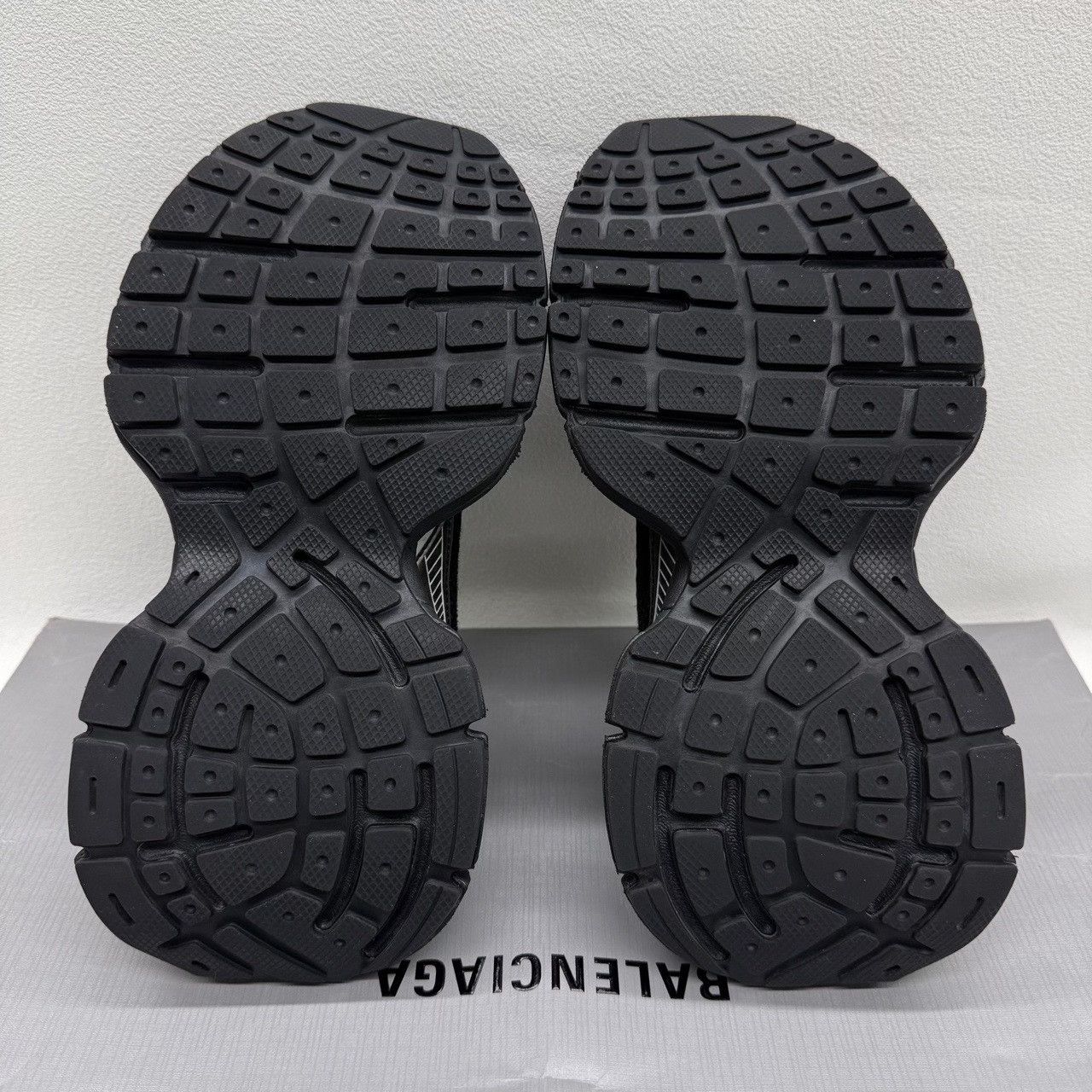 Balenciaga Balenciaga Silver Lowtop Sneakers us_6-5 Women Size US 6.5 / IT 36.5 - 9 Thumbnail