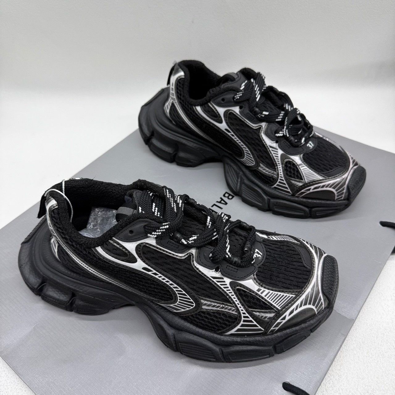 Balenciaga Balenciaga Silver Lowtop Sneakers us_6-5 Women Size US 6.5 / IT 36.5 - 3 Thumbnail