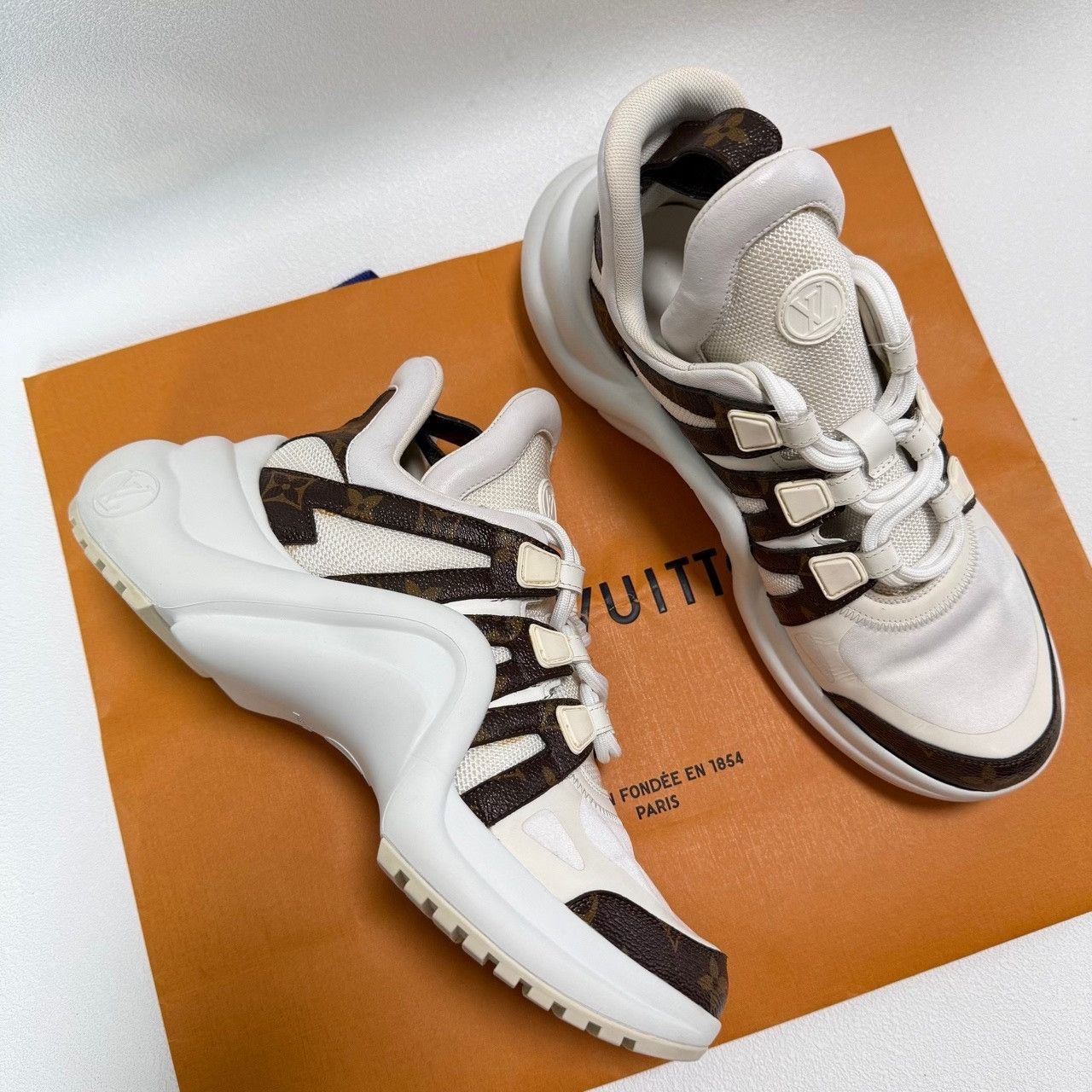 Louis Vuitton Louis Vuitton White Lowtop Sneakers us_7-5 Women Size US 7.5 / IT 37.5 - 8 Thumbnail