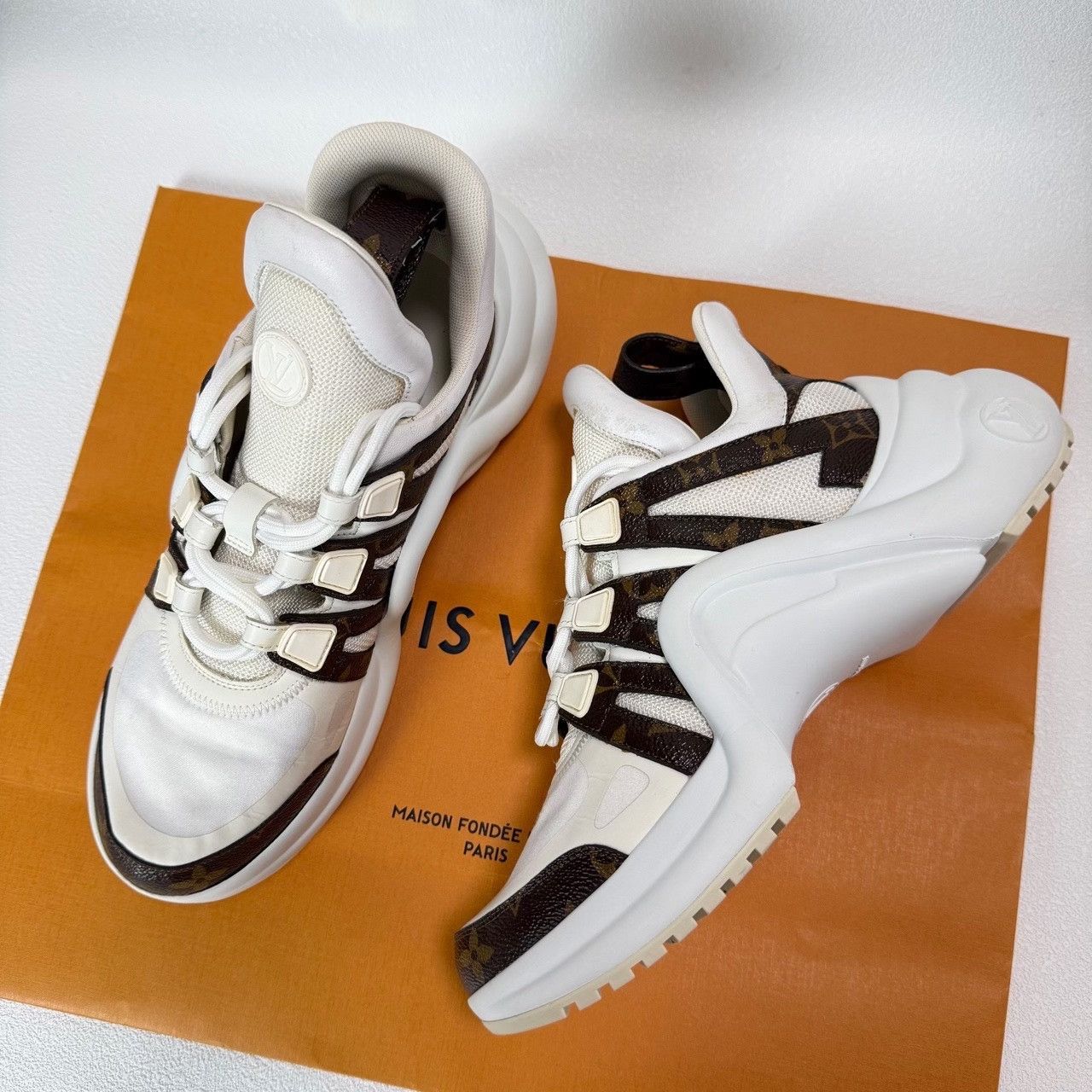 Louis Vuitton Louis Vuitton White Lowtop Sneakers us_7-5 Women Size US 7.5 / IT 37.5 - 7 Thumbnail