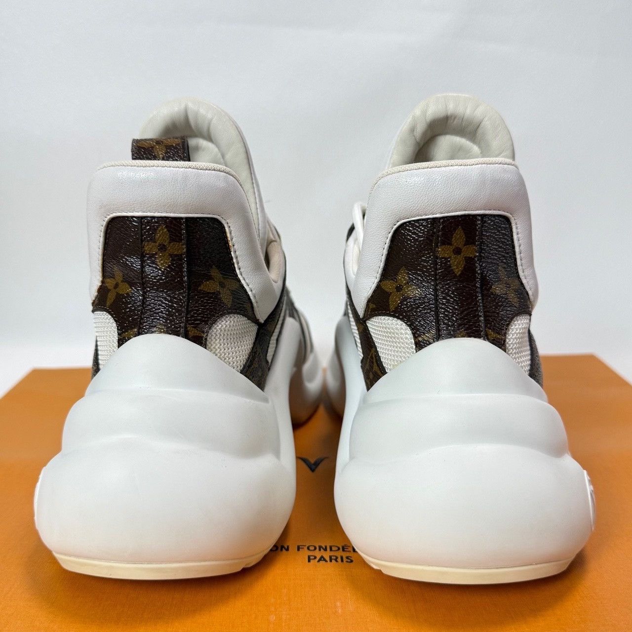 Louis Vuitton Louis Vuitton White Lowtop Sneakers us_7-5 Women Size US 7.5 / IT 37.5 - 4 Thumbnail