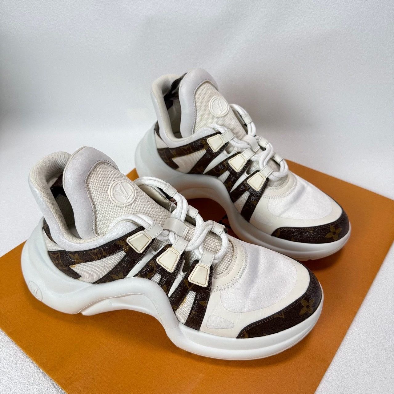 Louis Vuitton Louis Vuitton White Lowtop Sneakers us_7-5 Women Size US 7.5 / IT 37.5 - 3 Thumbnail