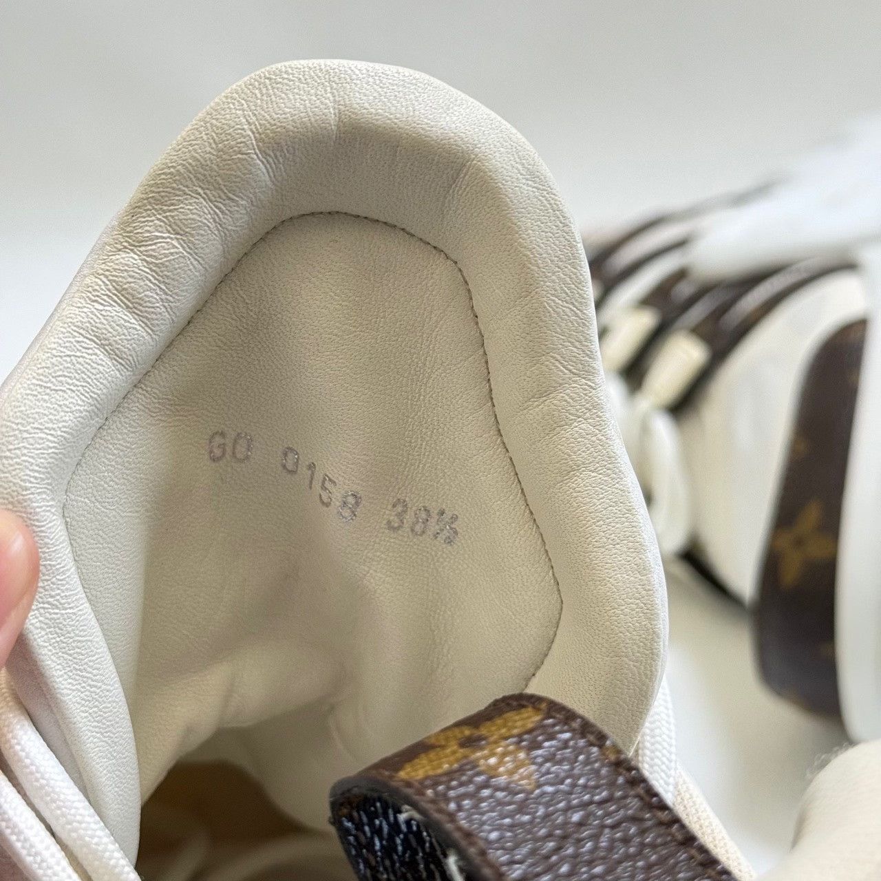 Louis Vuitton Louis Vuitton White Lowtop Sneakers us_7-5 Women Size US 7.5 / IT 37.5 - 5 Thumbnail