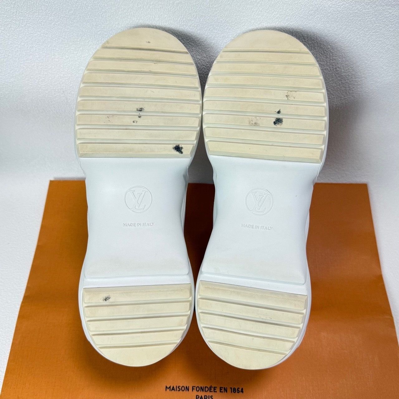 Louis Vuitton Louis Vuitton White Lowtop Sneakers us_7-5 Women Size US 7.5 / IT 37.5 - 6 Thumbnail