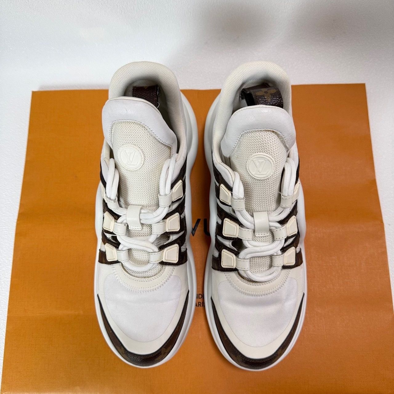 Louis Vuitton Louis Vuitton White Lowtop Sneakers us_7-5 Women Size US 7.5 / IT 37.5 - 2 Thumbnail