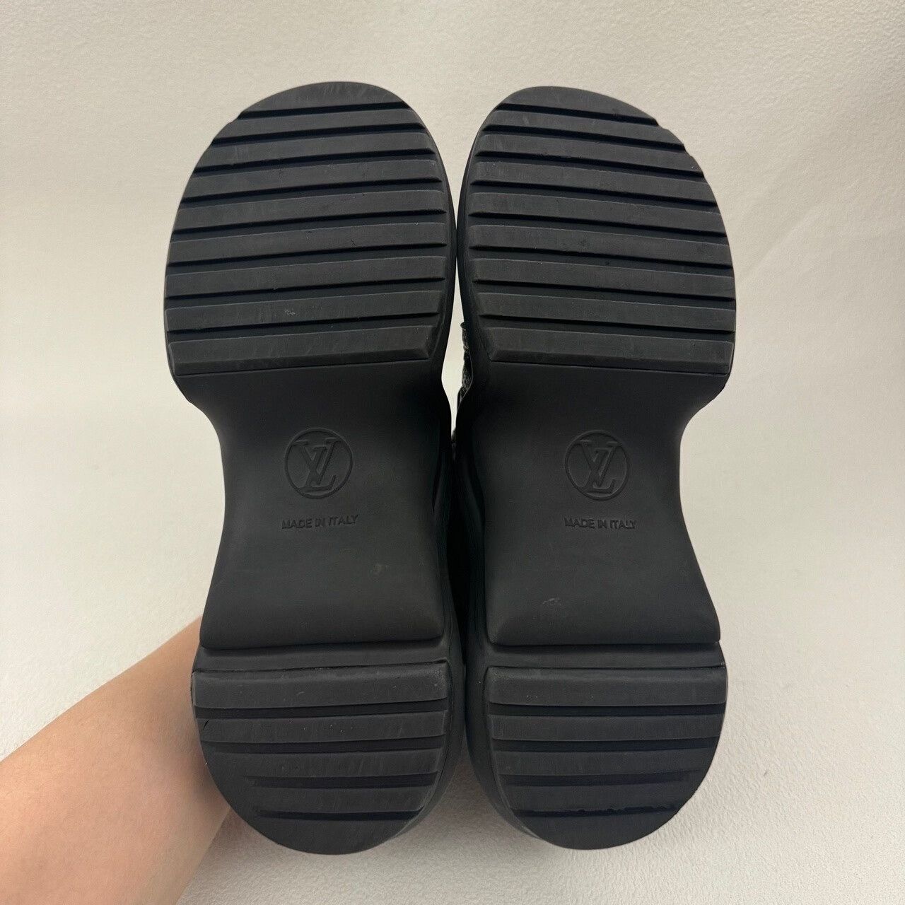 Louis Vuitton Louis Vuitton Black Lowtop Sneakers us_5 Women Size US 5 / IT 35 - 6 Thumbnail