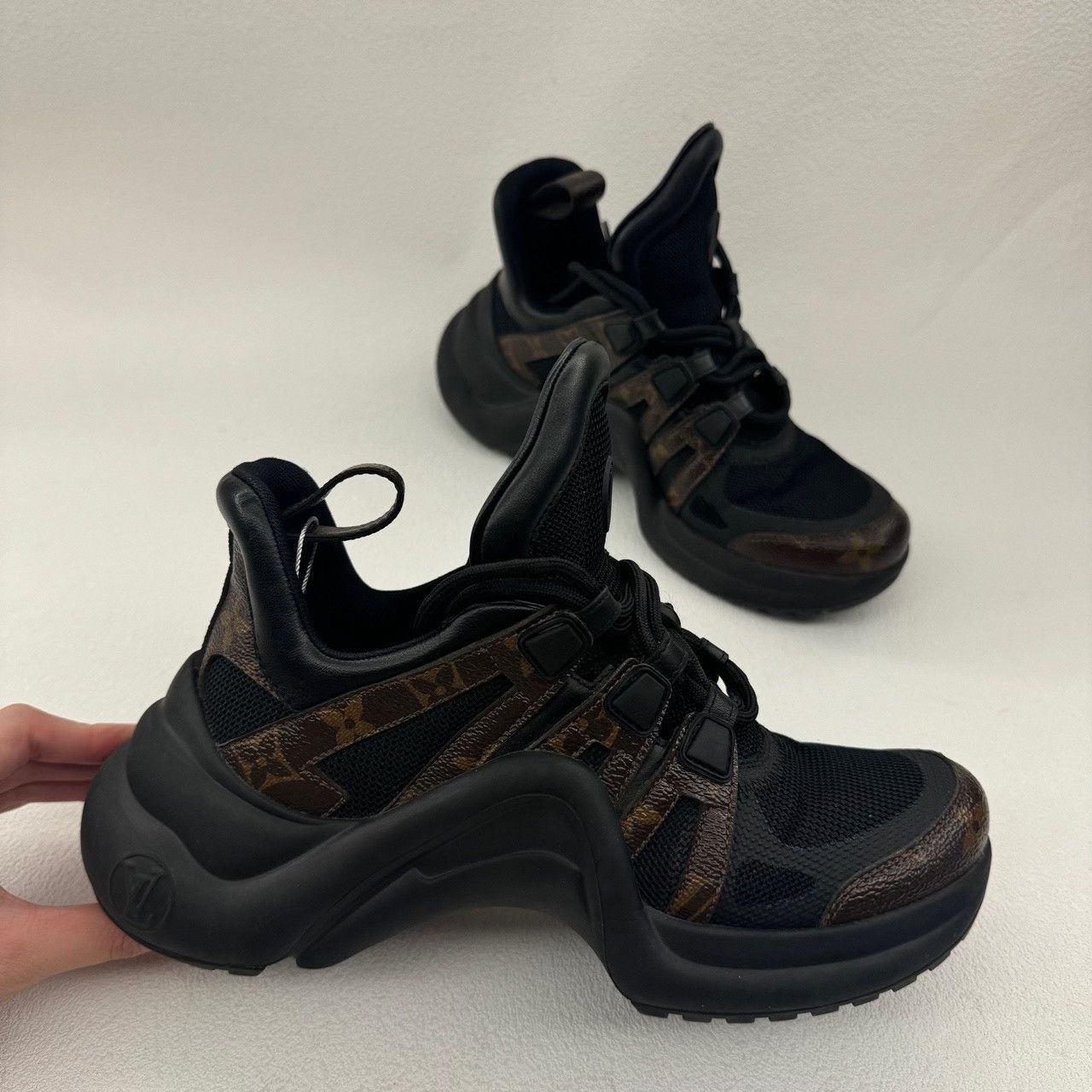 Louis Vuitton Louis Vuitton Black Lowtop Sneakers us_5 Women Size US 5 / IT 35 - 7 Thumbnail