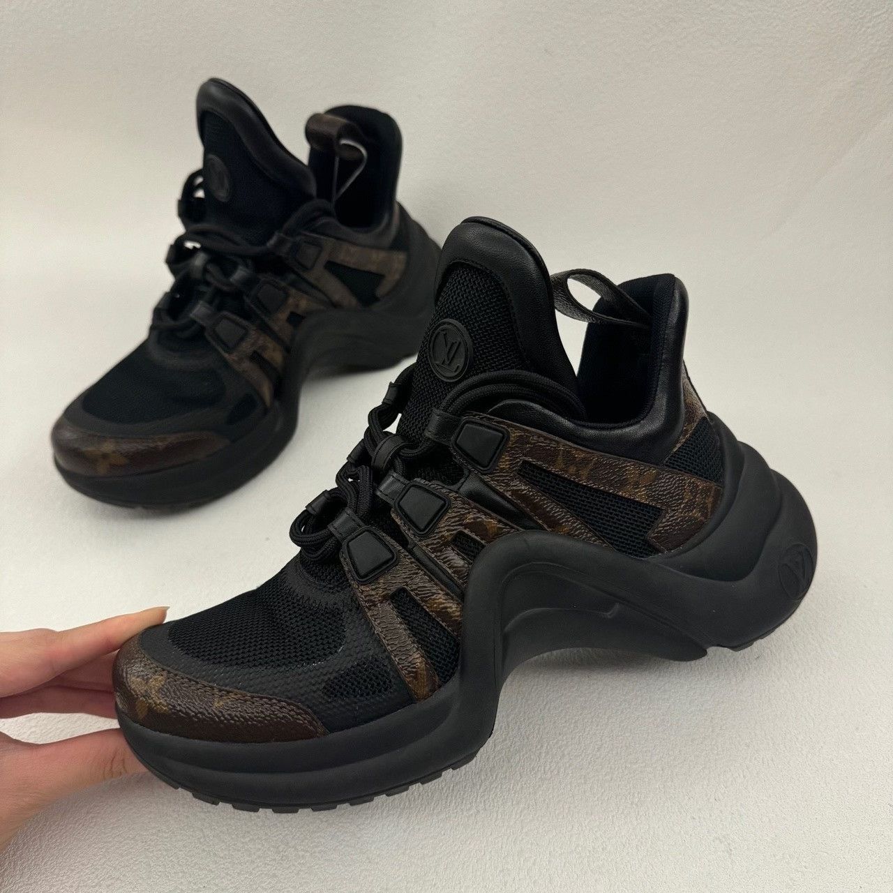 Louis Vuitton Louis Vuitton Black Lowtop Sneakers us_5 Women Size US 5 / IT 35 - 8 Thumbnail