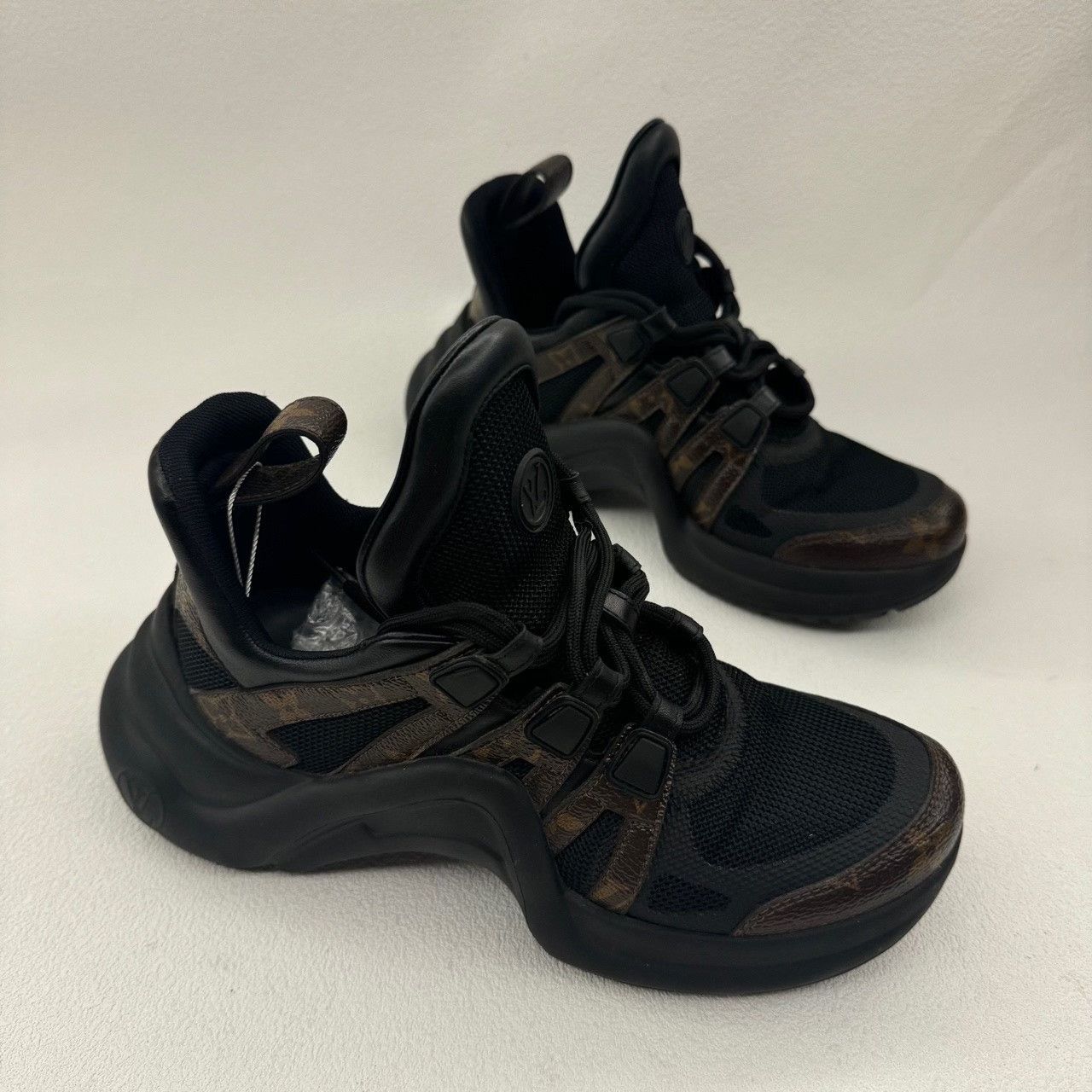 Louis Vuitton Louis Vuitton Black Lowtop Sneakers us_5 Women Size US 5 / IT 35 - 3 Thumbnail