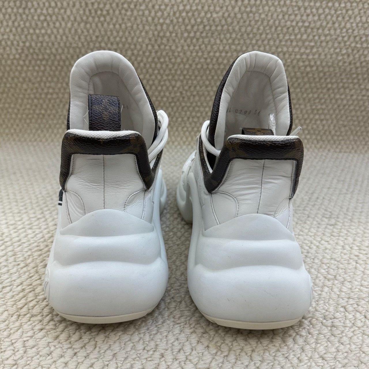 Louis Vuitton Louis Vuitton Limited White Lowtop Sneakers us_6 Women Size US 6 / IT 36 - 4 Thumbnail