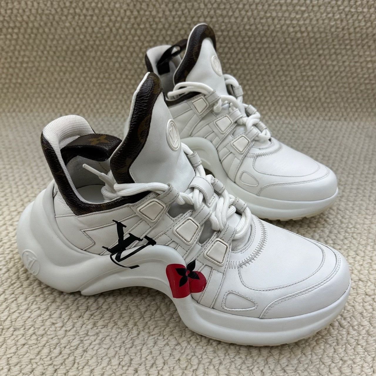 Louis Vuitton Louis Vuitton Limited White Lowtop Sneakers us_6 Women Size US 6 / IT 36 - 3 Thumbnail