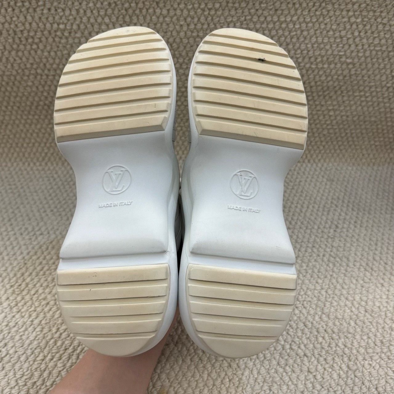 Louis Vuitton Louis Vuitton Limited White Lowtop Sneakers us_6 Women Size US 6 / IT 36 - 7 Thumbnail